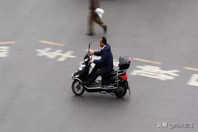 每天一点小知识：电动车撞上汽车，全责在电动车，车主该如何处理