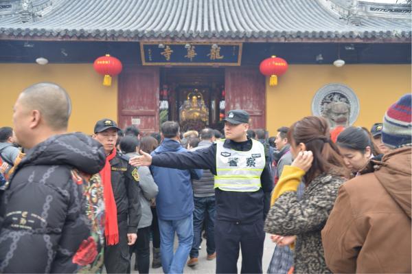 申城年味｜龙华寺宁国禅寺待客逾十万人，下个高峰或在初四晚