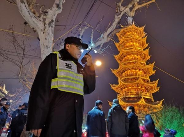 申城年味｜龙华寺宁国禅寺待客逾十万人，下个高峰或在初四晚