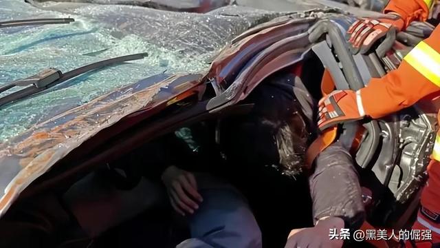 奇迹！载重30吨的大货车侧翻压扁小轿车，车被压平，人却没事