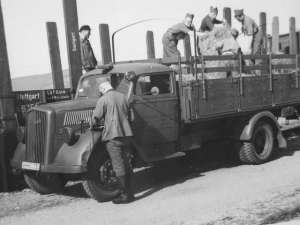 汽车运输机(二战德军欧宝“闪电”卡车，作为后勤运输的中坚，可执行多种任务)