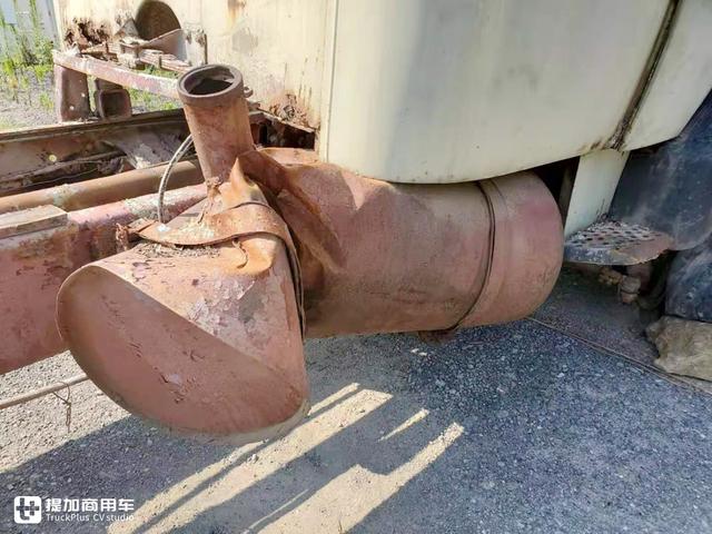 奔驰1959年推出的长头卡车，国内也曾引进，双卧铺配置让人惊叹