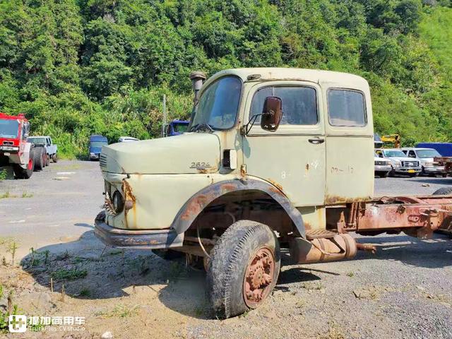 奔驰1959年推出的长头卡车，国内也曾引进，双卧铺配置让人惊叹