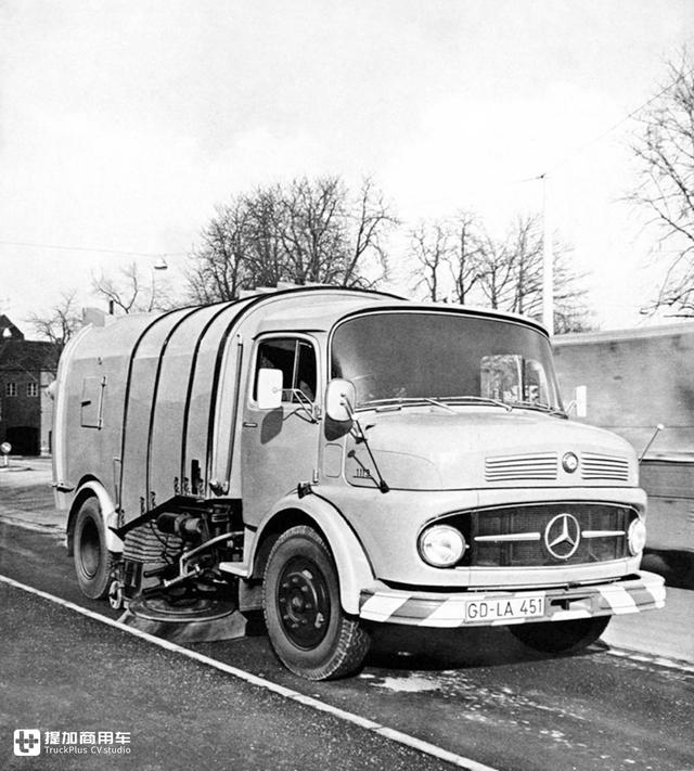 奔驰1959年推出的长头卡车，国内也曾引进，双卧铺配置让人惊叹