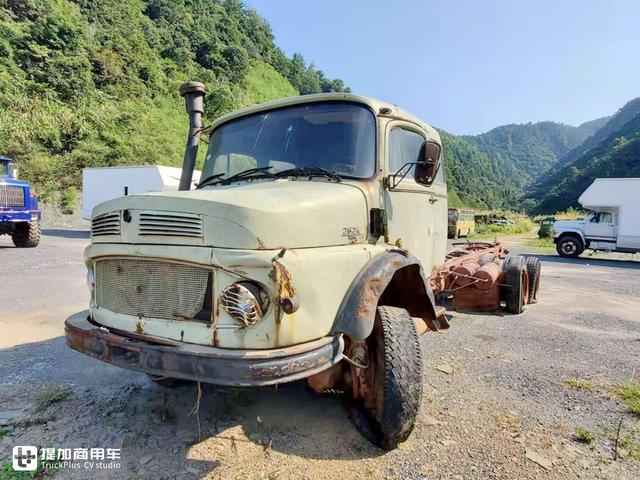 奔驰1959年推出的长头卡车，国内也曾引进，双卧铺配置让人惊叹