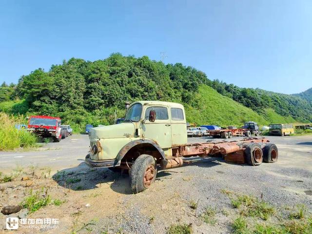 奔驰1959年推出的长头卡车，国内也曾引进，双卧铺配置让人惊叹