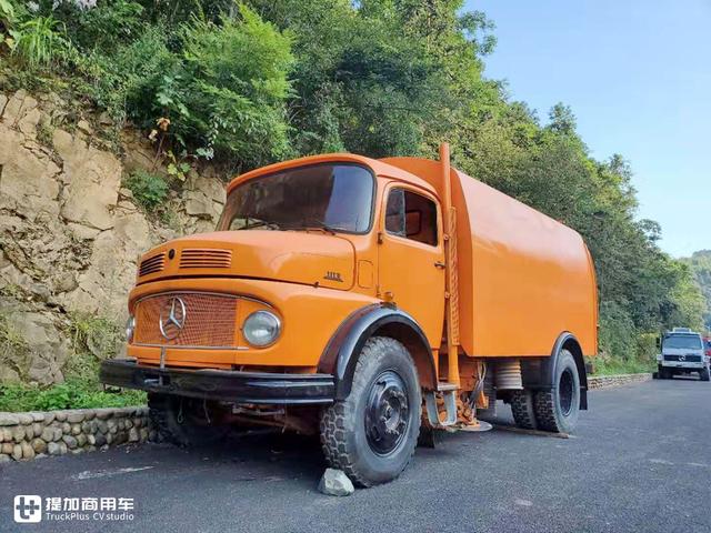 奔驰1959年推出的长头卡车，国内也曾引进，双卧铺配置让人惊叹