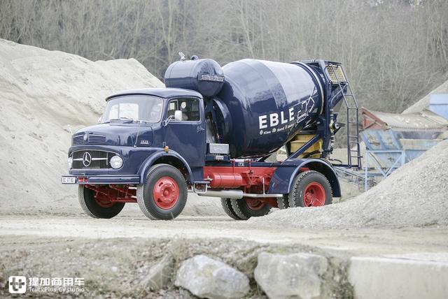 奔驰1959年推出的长头卡车，国内也曾引进，双卧铺配置让人惊叹