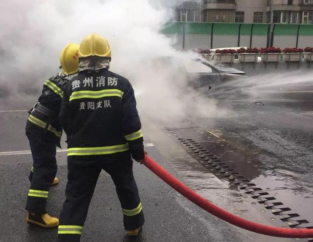 贵阳三桥立交一小轿车突发熊熊大火！这个问题，车主一定要注意