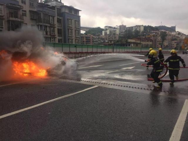 贵阳三桥立交一小轿车突发熊熊大火！这个问题，车主一定要注意