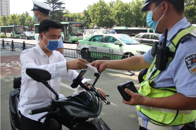 C1增驾D证，汽车、摩托、电动车都能开，交警：满足2个条件能申请