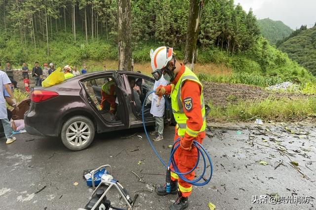 行驶中的轿车一头撞向大树，到底发生什么了？在册亨