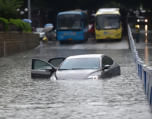 北京暴雨洪水冲走大量汽车，网友：这回知道该买油车还是电车了吧