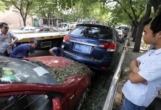 北京暴雨洪水冲走大量汽车，网友：这回知道该买油车还是电车了吧