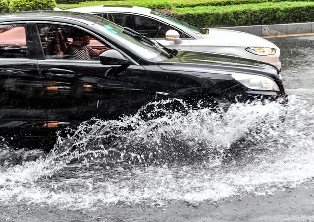 北京暴雨洪水冲走大量汽车，网友：这回知道该买油车还是电车了吧