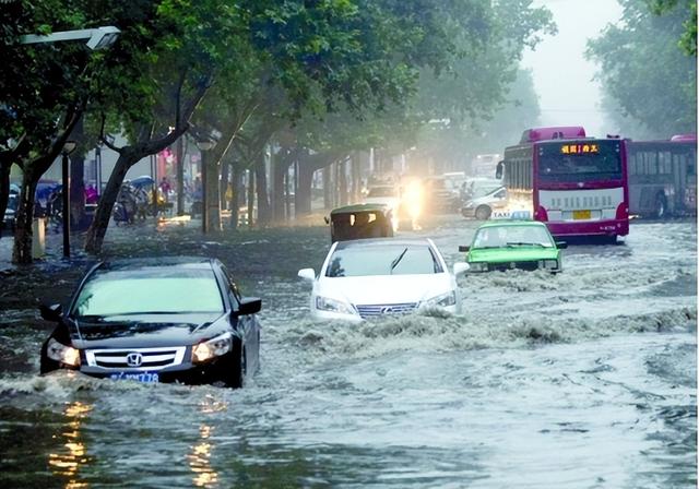 北京暴雨洪水冲走大量汽车，网友：这回知道该买油车还是电车了吧