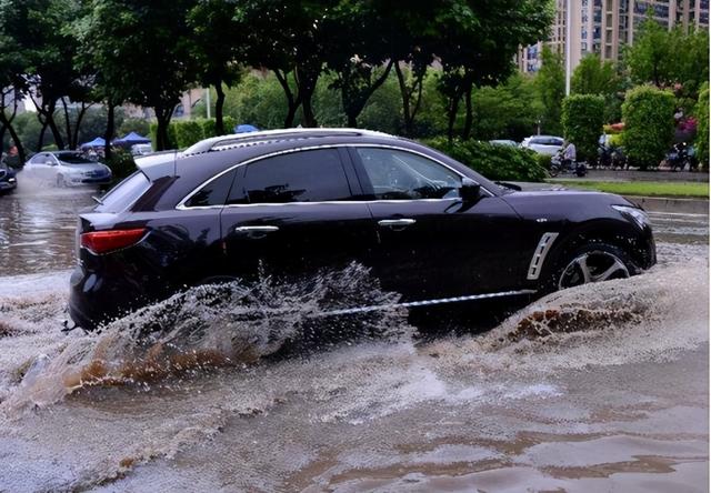 北京暴雨洪水冲走大量汽车，网友：这回知道该买油车还是电车了吧