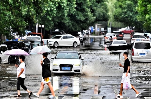 北京暴雨洪水冲走大量汽车，网友：这回知道该买油车还是电车了吧