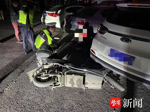 电动车迎头撞上前方停泊的轿车，醉驾车主受伤还要担全责