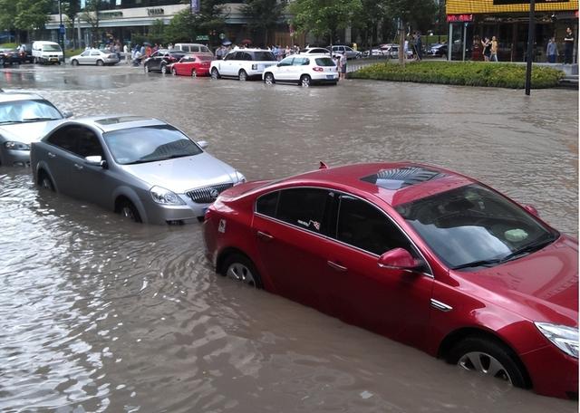 北京暴雨洪水冲走大量汽车，网友：这回知道该买油车还是电车了吧