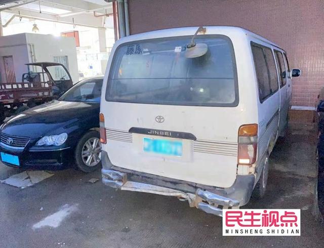 东莞一男子骑自行车遭小车“追尾”连人带车被撞翻，小车却逃之夭夭