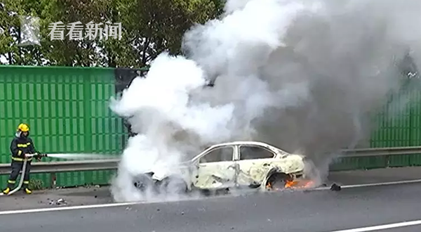 傻眼！车底粘了这东西 轿车高速上被烧成空壳