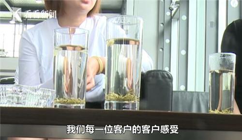 一抠就掉漆！男子花近百万买奔驰 才开3个月就掉漆