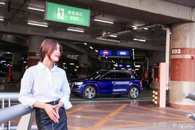 女神请上车，全新奥迪Q5L，机场邂逅性感女神