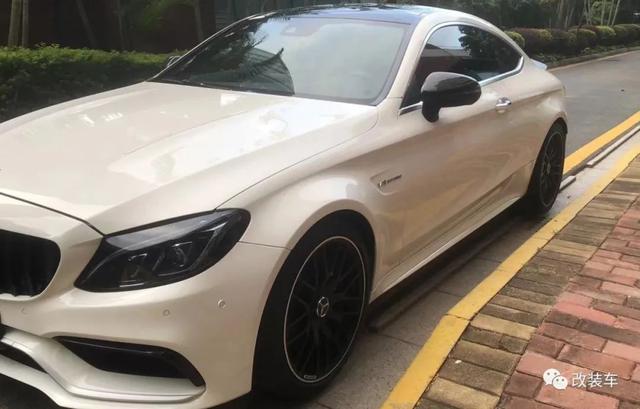 气动姿态风的奔驰AMG C63 Coupe，趴在地上的它显得更加优雅