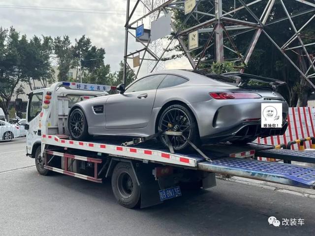 气动姿态风的奔驰AMG C63 Coupe，趴在地上的它显得更加优雅