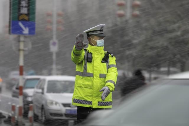 不按规定停车应该怎么处罚？警告还是罚款？