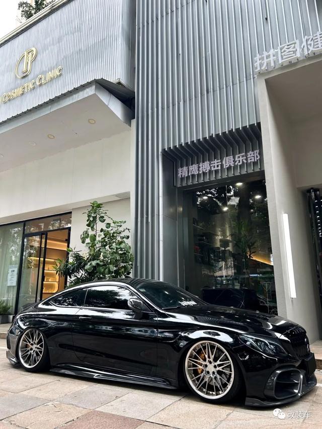 气动姿态风的奔驰AMG C63 Coupe，趴在地上的它显得更加优雅