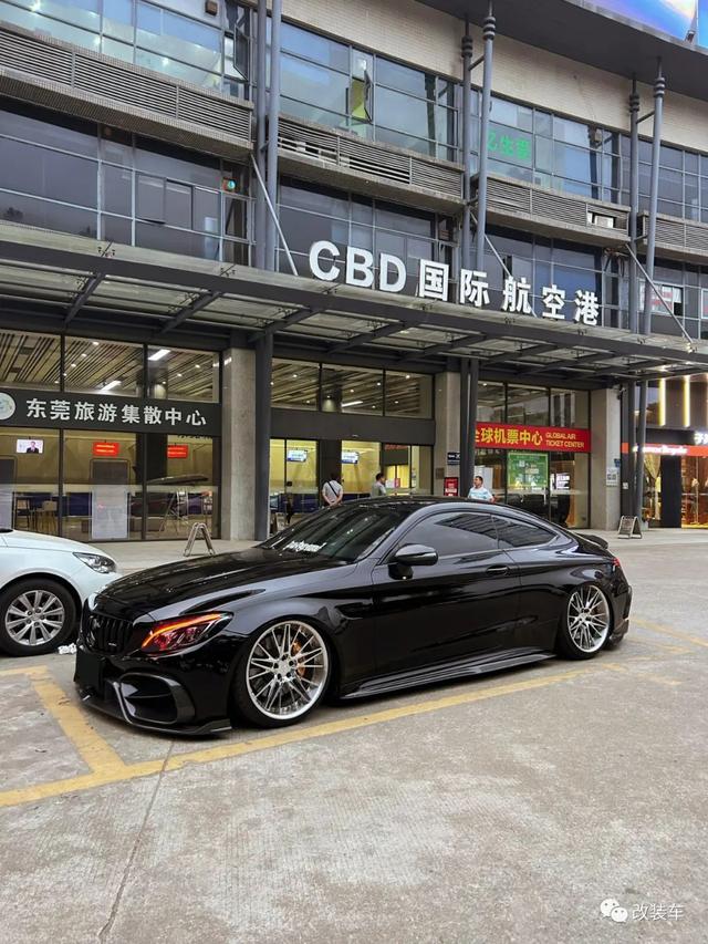 气动姿态风的奔驰AMG C63 Coupe，趴在地上的它显得更加优雅