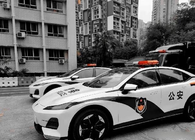 警车“大换血”，长安深蓝SL03这款车成为重庆的御用警车！