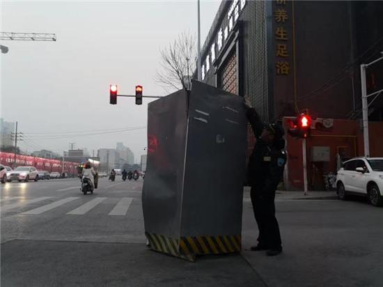 郑州一道路修复留“尾巴” 路中间大铁箱立了近俩月