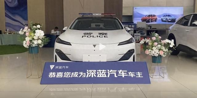 警车“大换血”，长安深蓝SL03这款车成为重庆的御用警车！