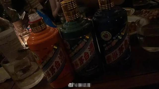 徐峥深夜与阿娇把酒言欢，喝4359一瓶白酒，两人亲密合照被曝光