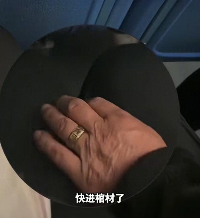 真稀罕！戴金戒指大爷摸女生腿，画面曝光太丢人，网友炸锅了