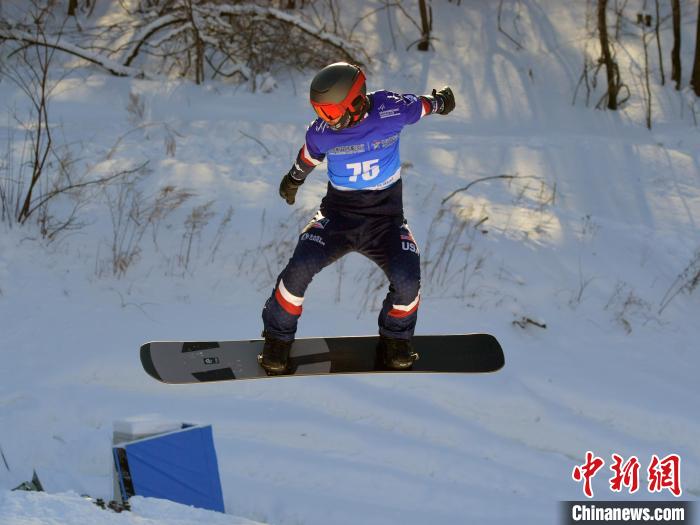 国际雪联单板滑雪障碍追逐世界杯北大湖站开赛