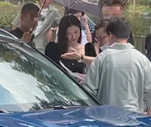 美女与美女吻戏(江疏影与小8岁彭昱畅吻戏曝光，男方一直渴望吻戏，女方笑得超甜)