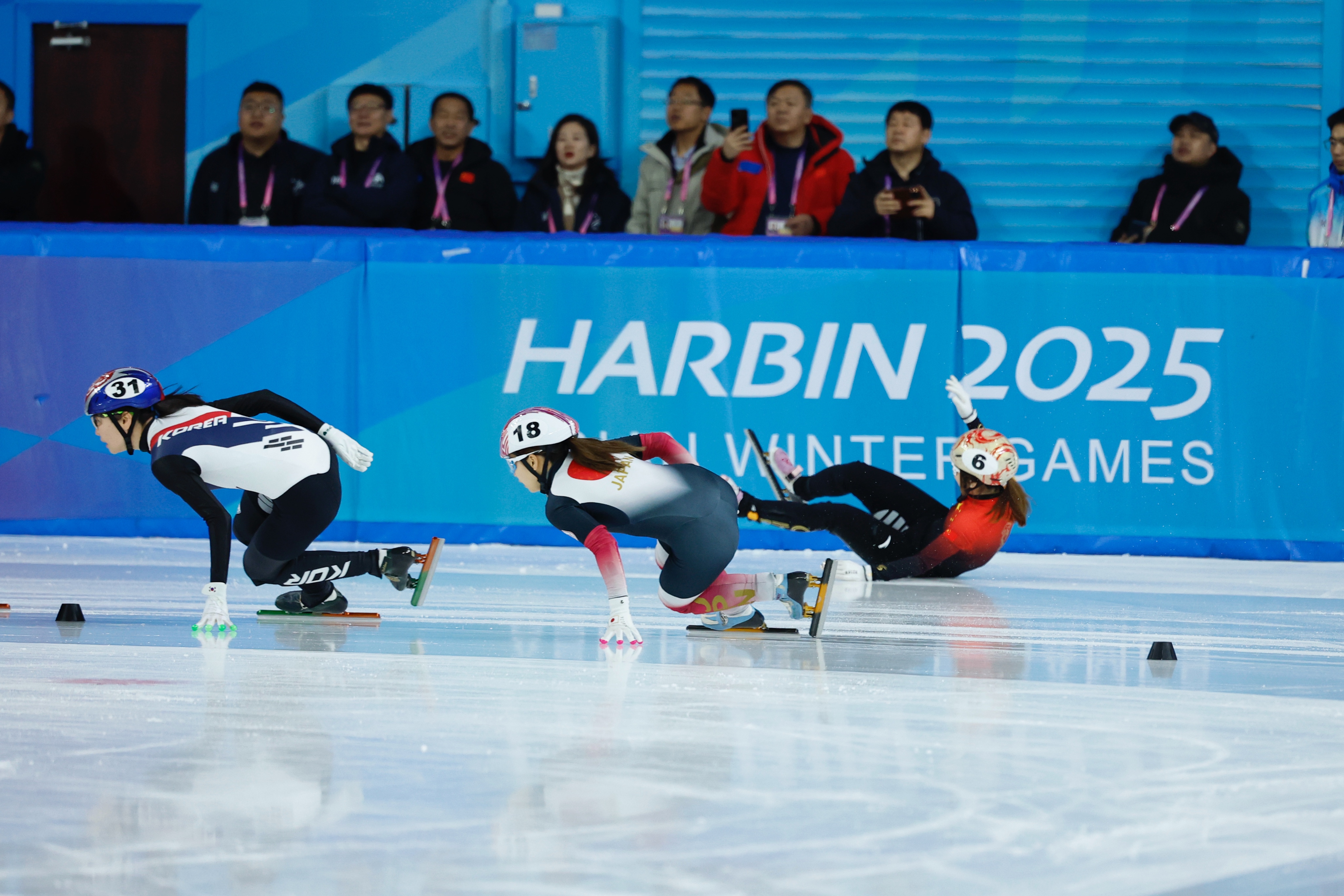 亚冬会短道速滑女子1500米决赛：韩国选手夺冠 中国队收获银牌和铜牌