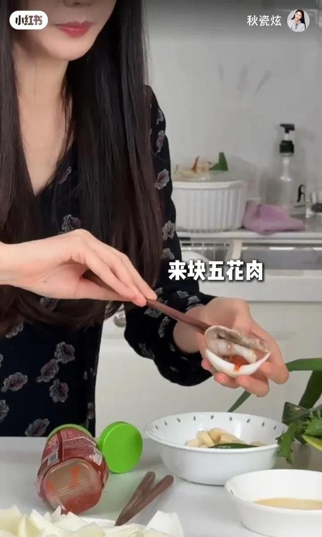 秋瓷炫一口大蒜一口肉，生吃大葱蘸酱太生猛，想回东北过大年啦！