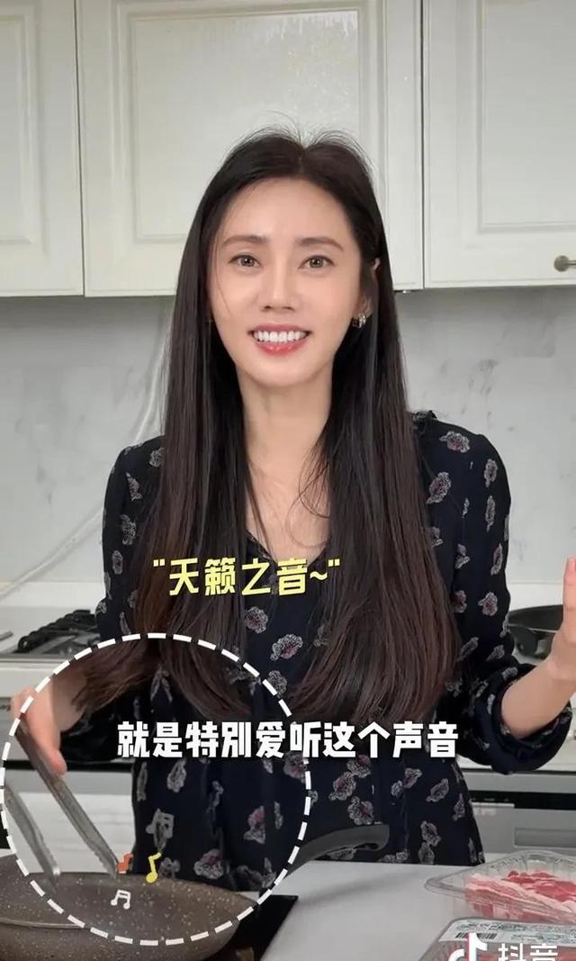 秋瓷炫一口大蒜一口肉，生吃大葱蘸酱太生猛，想回东北过大年啦！