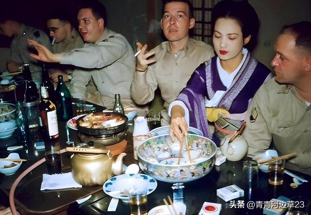 珍贵老照片，日军强征慰安妇，身上涂满奶油的性感美女