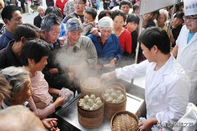 全世界都在卖包子，而这个00后美女赚钱的手段超乎想象