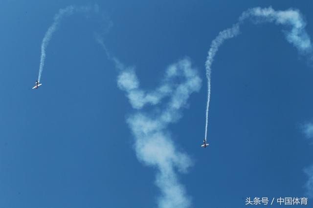 全运会航空模型比赛次日 美女轻装驾驶F16升空