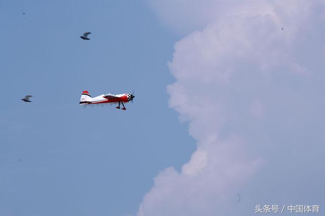 全运会航空模型比赛次日 美女轻装驾驶F16升空