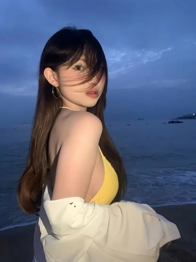 甜美少女：泳装美女的海岛写真