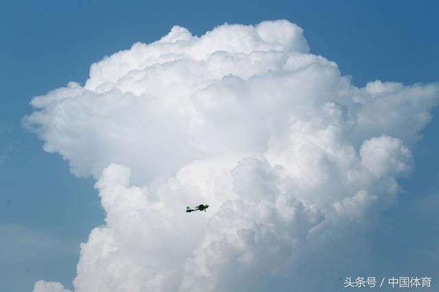 全运会航空模型比赛次日 美女轻装驾驶F16升空