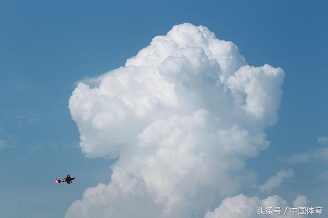 全运会航空模型比赛次日 美女轻装驾驶F16升空